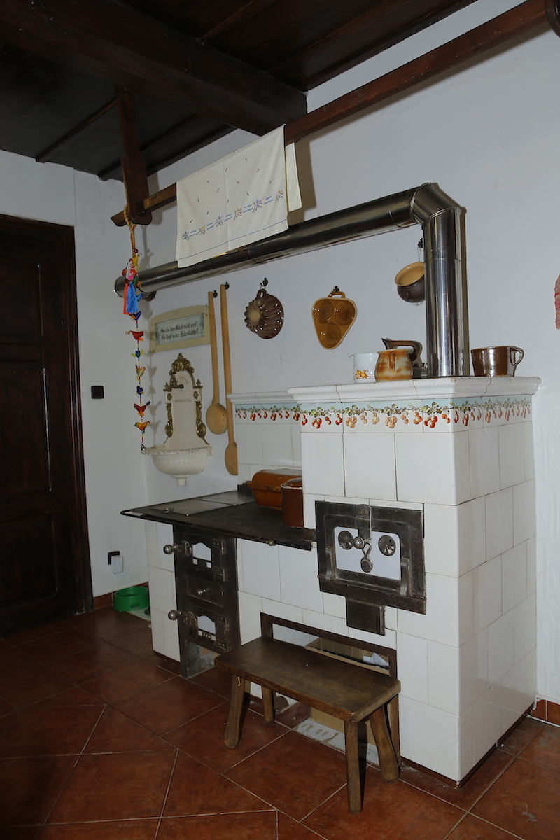 Kachlová kamna v kuchyni jsou nejen funkčním zdrojem tepla, ale také nádherným stylovým prvkem. 