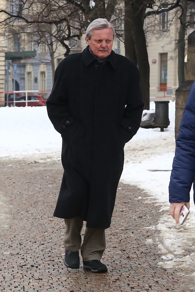 Když je zima, je třeba zabalit se do pořádného kabátu, jako to udělal pan Svatopluk Skopal. Klasický černý svrchník je univerzální kousek a určitě mu bude dělat dobrou službu ještě pěkných pár zim.