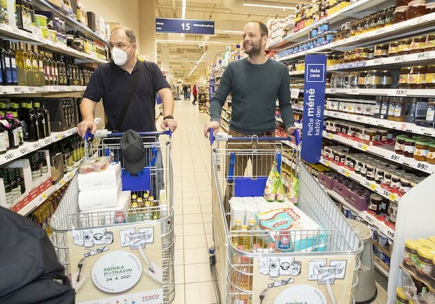 Do potravinové sbírky se zapojil i herec Jan Teplý. 