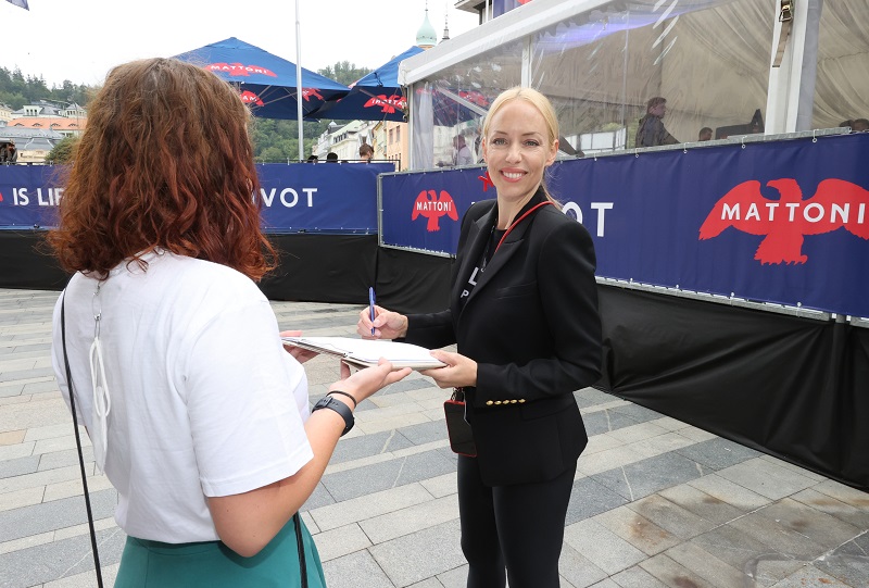 Kateřina Mátlová rozdávala podpisy. 