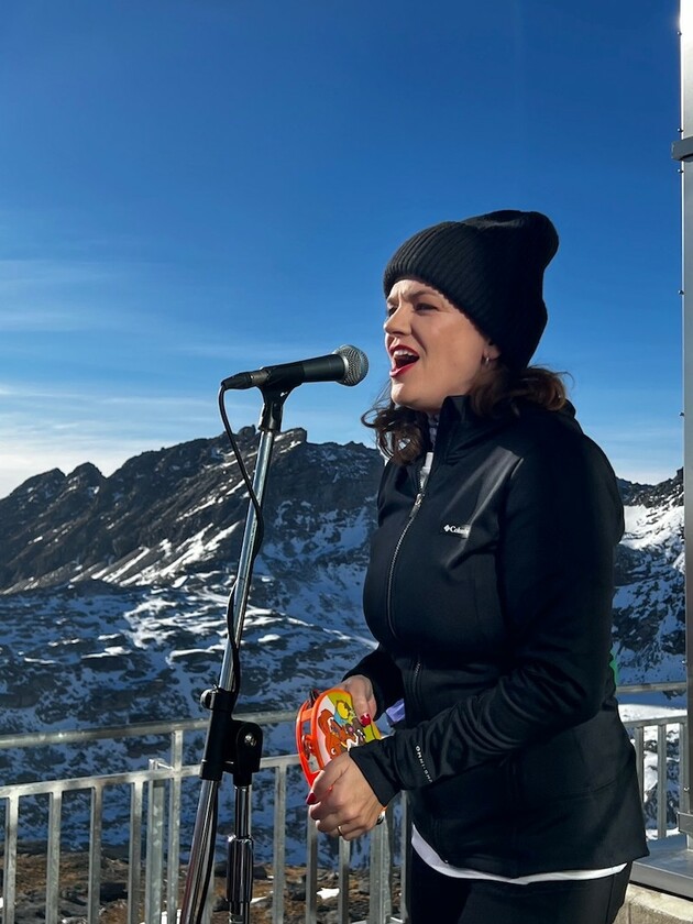 Marta Jandová zazpívala pro několik set krajanů, kteří se zúčastnili slavnostního otevření střediska. 