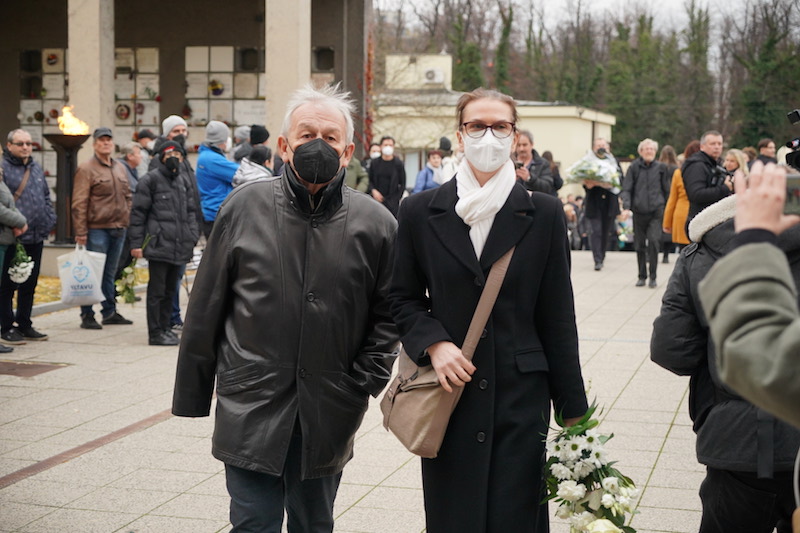 Karel s manželkou nosí roušky i venku. 