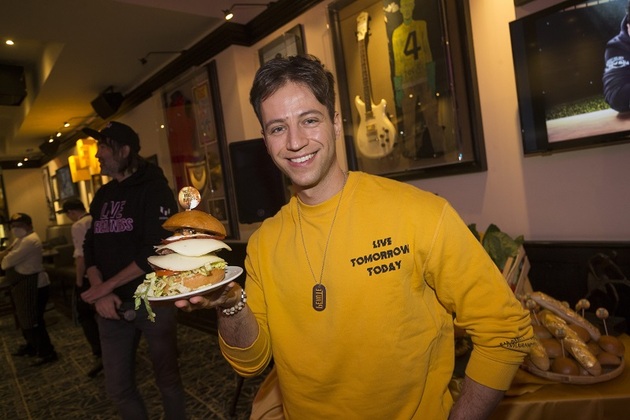 Milan Peroutka s vítězným burgerem.
