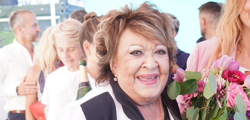 Jiřina Bohdalová byla na karlovarském festivalu elegantní a šik.