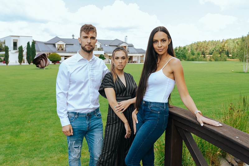 Ve videoklipu si zahráli také účastníci reality show Love Island Mirka Pikolová, Gabriela Gašparová a Petr Havránek.