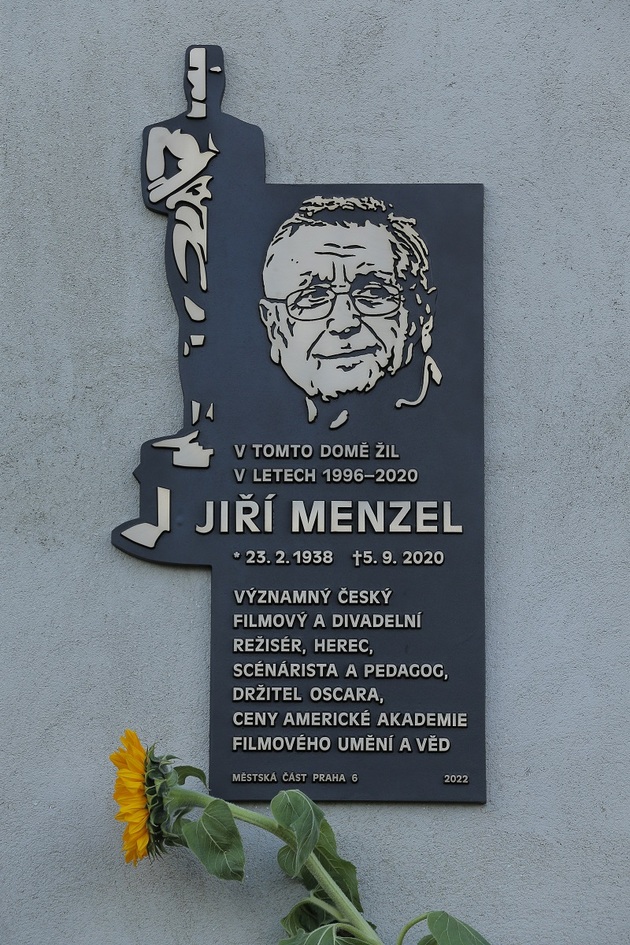 Pamětní deska zdobí dům, v němž Jiří Menzel žil. 