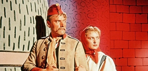 Josef Bek jako dragoun Martin Kabát a Eva Klepáčová v roli Káči. 