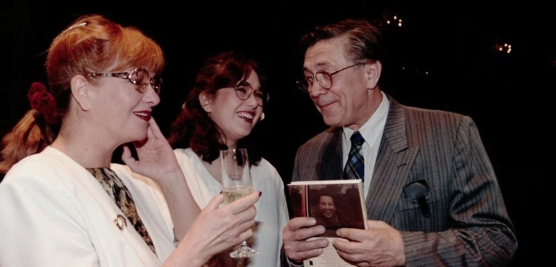 Petr Kostka, Carmen Mayerová a Tereza Kostková na 27 let starém snímku, kdy se zúčastnili křtu knihy o Daně Medřické.