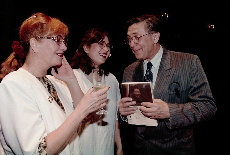 Petr Kostka, Carmen Mayerová a Tereza Kostková na 27 let starém snímku, kdy se zúčastnili křtu knihy o Daně Medřické.