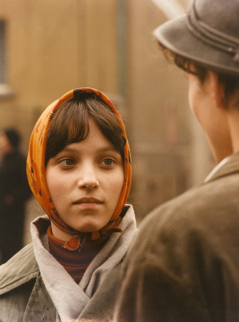 Alena Mihulová byla v době natáčení filmu náctiletá. 