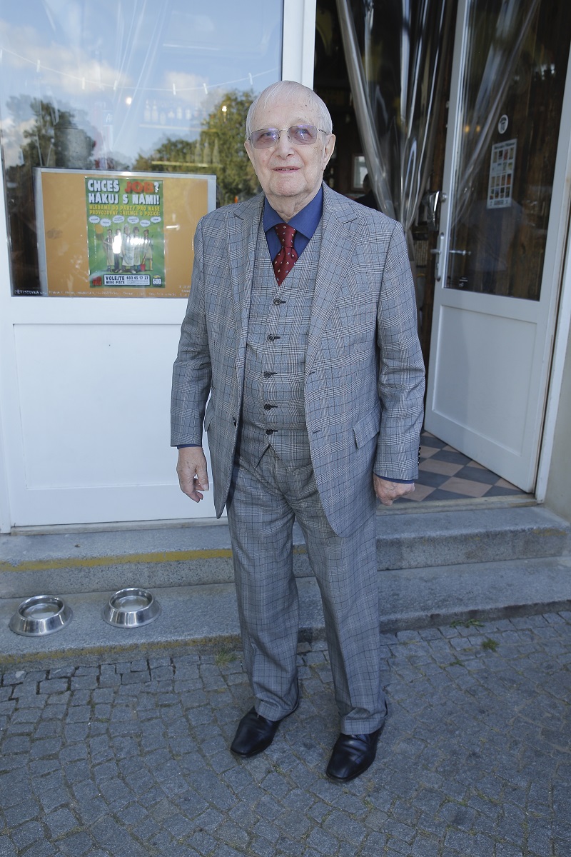 Je mu 91 let a vždycky bez výjimky chodí dokonale upravený. Čtyři generace mužů by se od něj mohly učit! Divadelník Jiří Suchý má rád obleky, košile, a aby to nebyla nuda, často outfit ozvláštní barevnou kravatou. My jenom tleskáme. 
