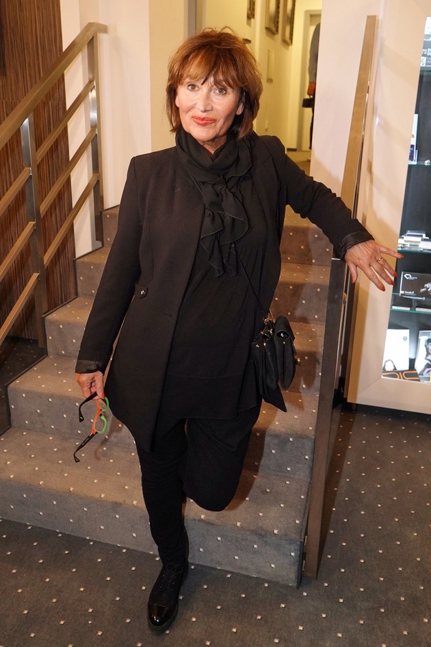 Zpěvačka Petra Černocká má černou ráda, stejně jako kalhoty, které upřednostňuje před sukní. V 73 letech stále sleduje módní trendy, a tak ji málokdy vidíme v něčem, co by bylo mimo mísu. Zajímavé jsou i výstřední brýle. 
