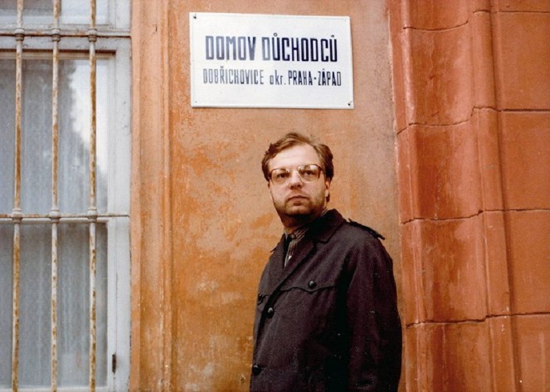 Milan Šteindler jako sociolog Víťa Jakoubek.