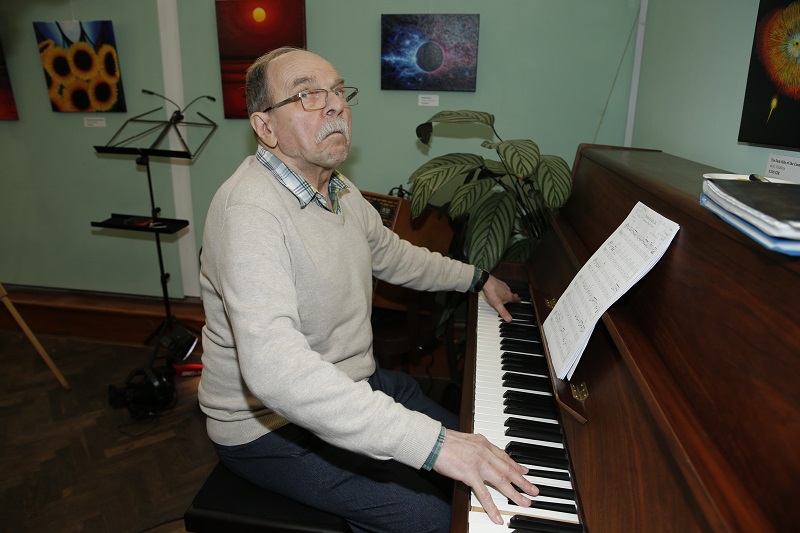 Jaroslav Uhlíř se po dlouhé době ukázal ve společnosti. Zahrál hostům na piano a byl bravurní.