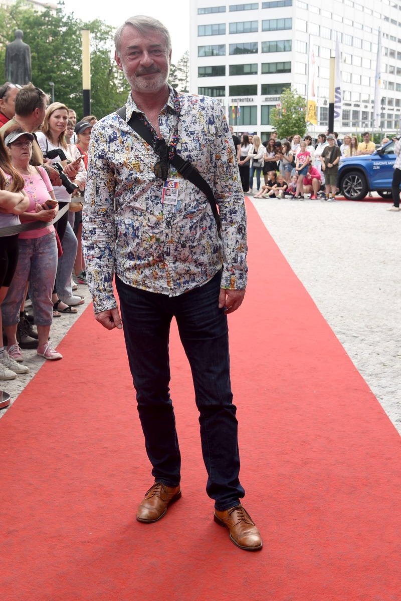 Herec Jiří Dvořák si před několika lety oblíbil vzorované košile a crossbody tašku. Slavnostní to příliš není, ale když vezmeme v úvahu fakt, že se jednalo o Mezinárodní festival filmů pro děti a mládež ve Zlíně, odpouštíme mu.