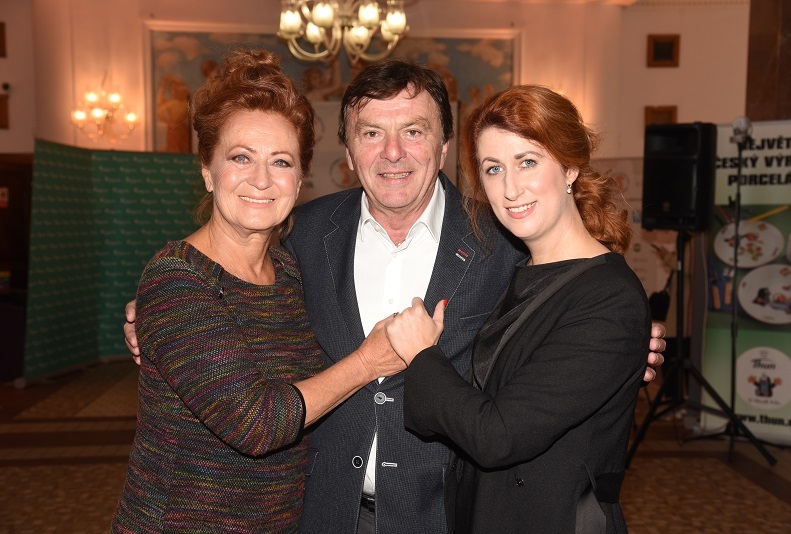 Pavel Trávníček s bývalou manželkou Simonou Stašovou a současnou ženou Monikou. 
