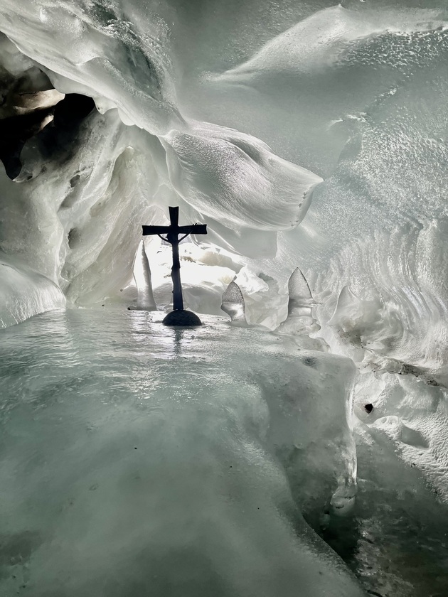 Kaple v ledovci Hintertux. 