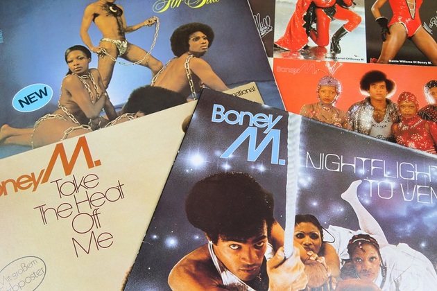 Boney M. je hudební kvarteto, které dodnes zná celý svět. Všechny jejich písně ale nazpíval původem kuchař a jejich manažer Franz Reuther, spolupracovat na zpěvu se členy skupiny přitom zásadně odmítal. Problém nastal, když se posluchači začali domáhat koncertů. Všechny proto probíhaly na playback. Namísto hudby a zpěvu byly hlavní ikonou živých vystoupení taneční kreace interpretů. Svůj podfuk manažer zopakoval po deseti letech s hudebním uskupením Milli Vanilli, ani jeden ze dvou oficiálních členů skupiny v ní nezpíval a nahradili je vokalisté a další hlasy, které byly elektronicky upravené a namíchané.