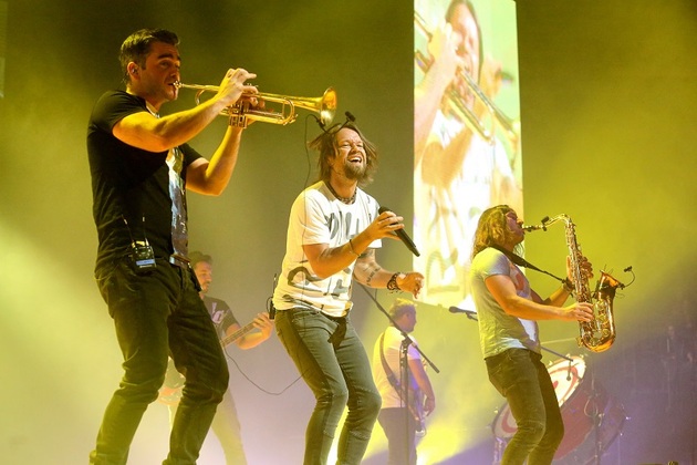 V roce 2001 při předávání Českého slavíka si frontman kapely Kryštof Richard Krajčo v přímém přenosu přelepil pusu lepicí páskou. Televizi Nova, jež vyhlášení ankety vysílala, se ale podařilo vše zamaskovat. Použila totiž předtočené záběry ze zkoušky. O Krajčově protestní akci se tak živě dozvěděli pouze přítomní hosté. Svým gestem chtěl tehdy vyjádřit souhlas s postojem kapely Lucie, která se slavnostního večera neúčastnila na protest proti některým zaběhlým zvyklostem v soutěži.