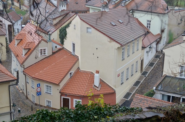 Trojice domků, která nyní patří slavným manželům, stojí v historickém centru Prahy. 