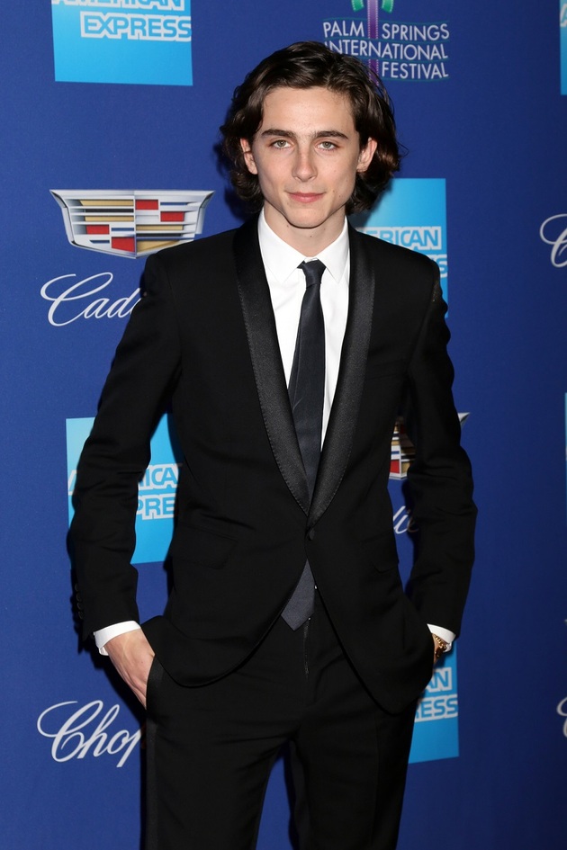 Timothée Chalamet patří mezi nejtalentovanější mladé hvězdy Hollywoodu a 27. prosince oslaví osmadvacáté narozeniny. Herec s francouzskými a americkými kořeny naposledy okouzlil jako výrobce čokolády Willy Wonka a za roli si vysloužil nominaci na Zlatý glóbus v kategorii nejlepší herec. Zda cenu nakonec získá, se dozvíme v lednu. Jisté však je, že o tomto sympatickém herci bude slyšet i v příštím roce. Naplánované je pokračování dobrodružného snímku Duna z roku 2021, které ponese název Duna: Část druhá, a v němž Chalamet ztvárnil jednu z hlavních rolí. 