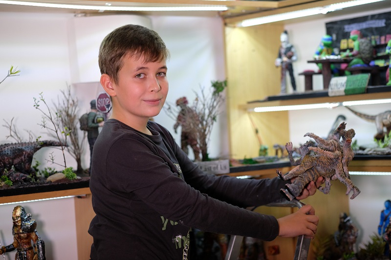 Čtrnáctiletý Adam Hoferek se věnuje výtvarné činnosti a sochařství.