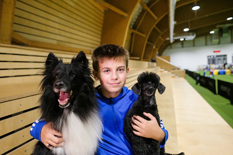 Dvanáctiletý Erik Řehola slaví úspěchy se svým psem v agility. 