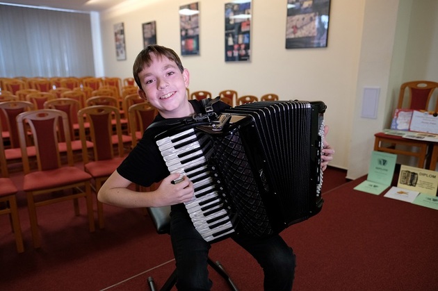 Jedenáctiletý Jaroslav Pokuta získal cenu za hru na akordeon.