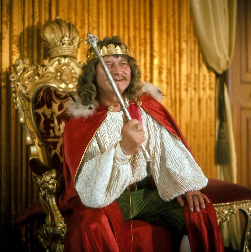 Legendární bavič Jiří Císler ztvárnil za svůj život bezpočet postav. Jednou z nich je i role krále v pohádce Za humny je drak.