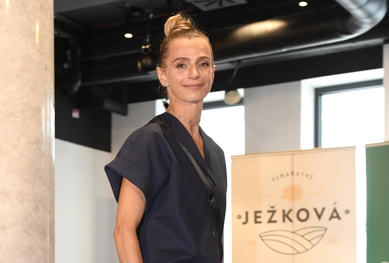 Ivana Jirešová jako modelka značky Moment.