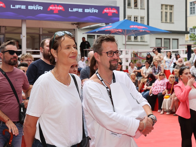 Manželé Lenka Vlasáková a Jan Dolanský se zamíchali mezi diváky a vychutnávali si besedu s Jiřinou Bohdalovou. Oba jsou jejími velkými fanoušky.