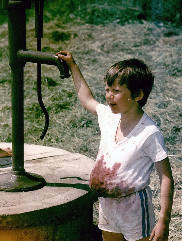 Tamní okolní lesy jsou plné hub, a protože natáčení probíhalo od dubna do září, i filmový štáb relaxoval při houbaření. Úroda byla v roce 1977 bohatá, a houbové pochoutky tak byly zařazeny do jídelníčku každý den. Z počátečního nadšení ale rychle všichni vystřízlivěli a po čase už všem lezly houby i ušima.