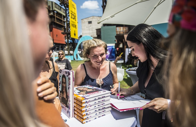 ... a ochotně podepisovala svou kuchařku.