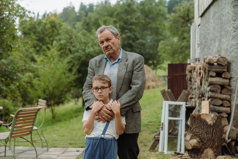 Tvůrci tohoto snímku už finišují, film Konec světa bude mít premiéru 19. září. Hlavními hrdiny jsou kluk Tonda a jeho děda, původem ruský šlechtic, amatérský malíř, člověk s noblesou a především s pestrými a dramatickými životními osudy. Tato nesourodá dvojice společně vzdoruje složité době v roce 1968. Drama natočil režisér Bohdan Sláma podle scénáře Ivana Arsenjeva, v hlavních rolích dědy a vnuka se představí Miroslav Krobot a Vojtěch Veverka. Krobot ke své postavě doplňuje: "Téma života »za totáče« se mi zdá v české kinematografii dost zpracované, ale role dědy ho originálně přesahuje včetně šlechtického původu, způsobu myšlení a hluboké osobní zkušenosti s několika politickými zřízeními.