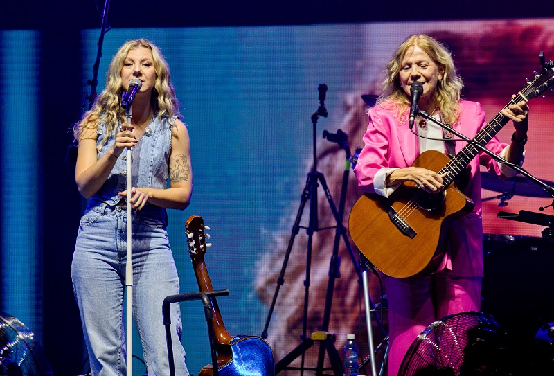 Bohužel ne moc povedené bylo spojení Lenky Filipové s dcerou Lenny. Jejich duet trhal uši a připomínal spíše besídku. Tři písně, které každá z dam prezentovala samostatně, byly mnohem lepší.