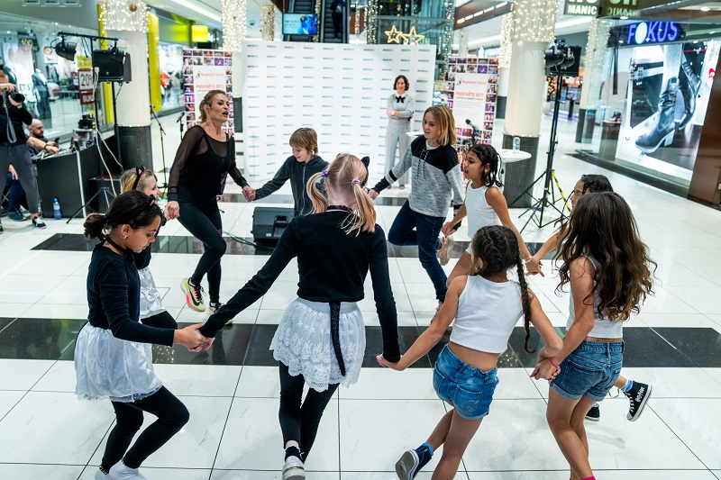 Během akce vystoupily i děti z dětských domovů, které ukázaly choreografie z letošního 18. ročníku Hejbejte se a zpívejte s Hankou Kynychovou a zazpívaly pohádkovou píseň "Buchet je spousta".