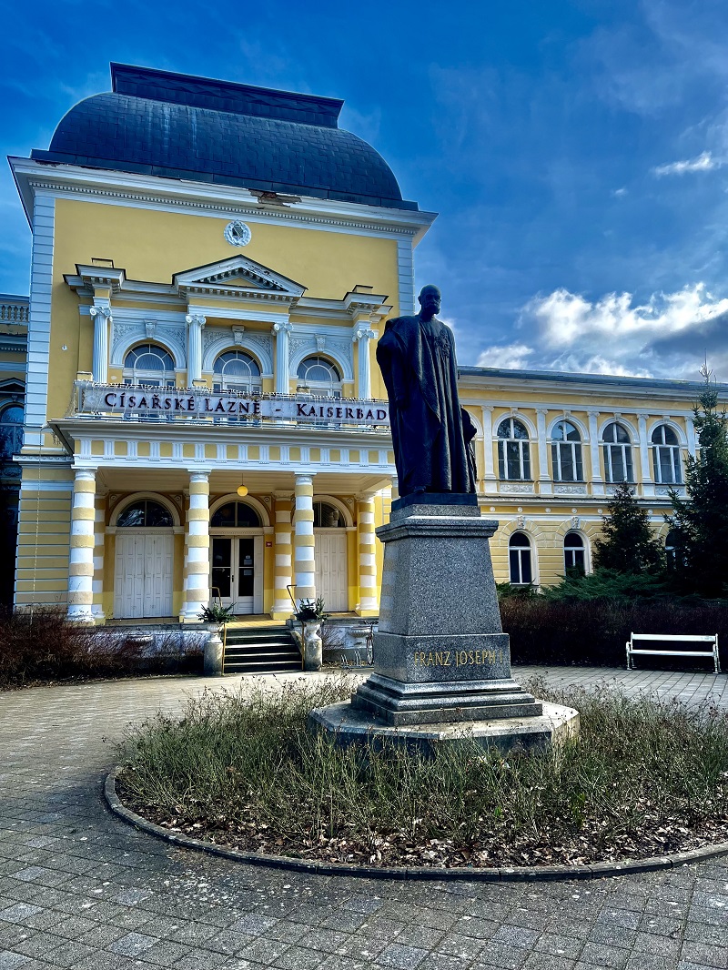 Císařské lázně jsou honosná budova, která sloužila jako lázeňský dům pro významné osobnosti. Dnes nabízí moderní lázeňské procedury v historickém prostředí.