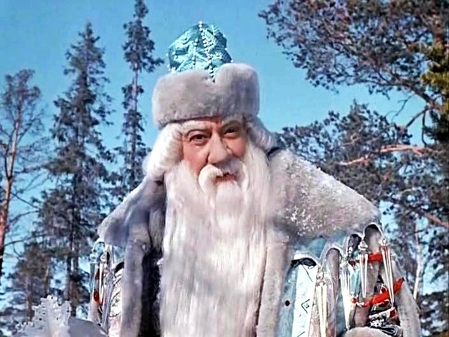 Alexandr Chvylja, který ztvárnil ikonickou postavu dědečka Mrazíka, byl již v době natáčení zkušeným hercem s bohatou kariérou v sovětském filmovém průmyslu. Jeho schopnost vyzařovat laskavost a autoritu byla klíčová pro úspěch postavy Mrazíka, který se stal jedním z nejznámějších charakterů v ruské kinematografii. Chvylja pokračoval v herecké kariéře až do své smrti v roce 1976.