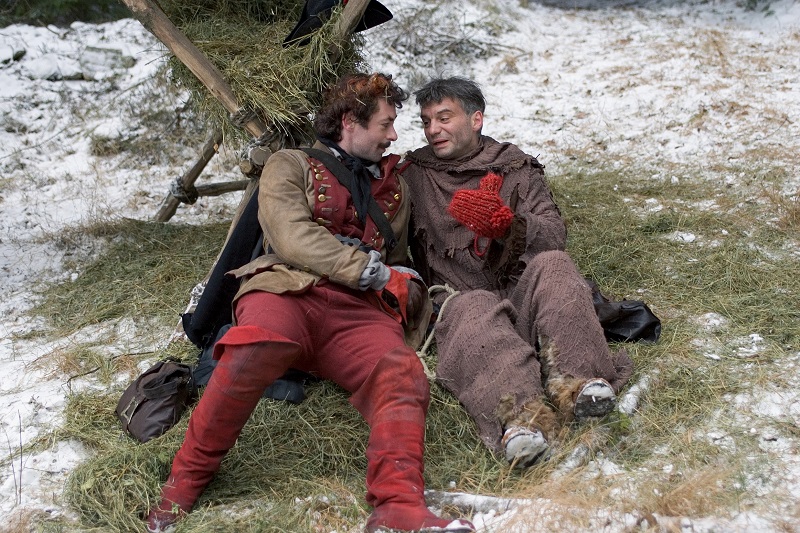 Herci museli často pracovat v mrazivých podmínkách, což přidávalo autentičnost zimní atmosféře filmu.