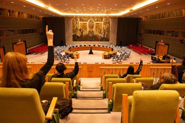 Představení Snowflakes také poukazuje na potřebu přeměny tradičních dětských domovů na městské rezidenční jednotky, kde by na čtyři děti připadal jeden pečovatel. Tento model by více odrážel podmínky rodinného prostředí, poskytoval individualizovanou péči a podporoval zdravý vývoj dětí.