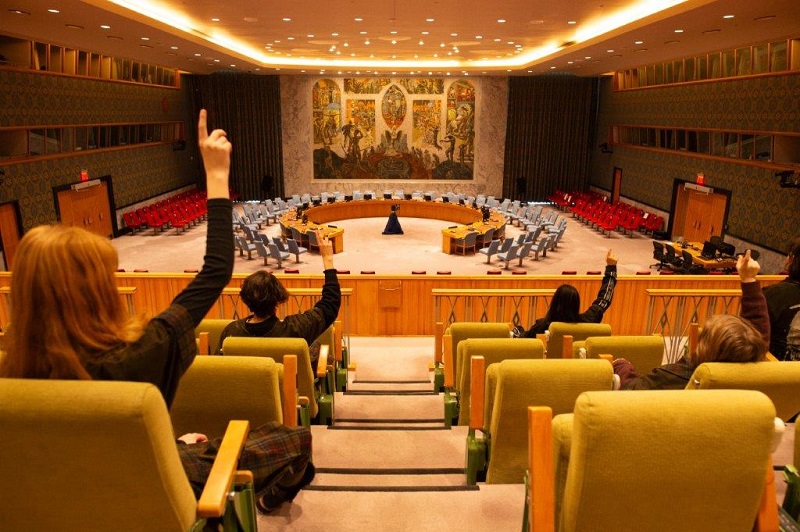 Představení Snowflakes také poukazuje na potřebu přeměny tradičních dětských domovů na městské rezidenční jednotky, kde by na čtyři děti připadal jeden pečovatel. Tento model by více odrážel podmínky rodinného prostředí, poskytoval individualizovanou péči a podporoval zdravý vývoj dětí.