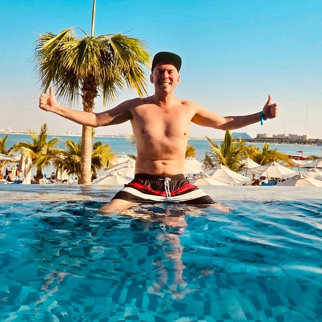 Láďa Hruška se rozhodl začátkem ledna odletět do Ras Al Kaimah, zhruba hodinu cesty autem od Dubaje. Mrazivou Prahu vyměnil za pětadvacet stupňů a slunečnou oblohu. S přáteli si prošel město, ale nejvíc ho samozřejmě zajímalo koupání a opalování. V tom samém letadle s Hruškou letěla i Lucie Vondráčková s partnerem a dětmi.