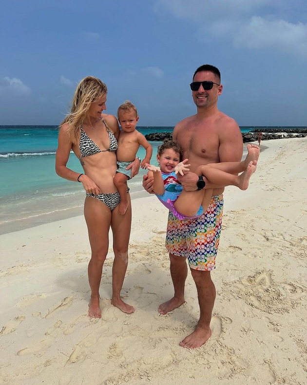 Manželé Lucie Šafářová a Tomáš Plekanec se rozhodli Nový rok oslavit v dalekých teplých krajinách. Společně s dětmi Leontýnkou a Oliverem odcestovali na souostroví na východ od Afriky, exotické Seychely, kde si užívali bílé pláže a tyrkysové moře.