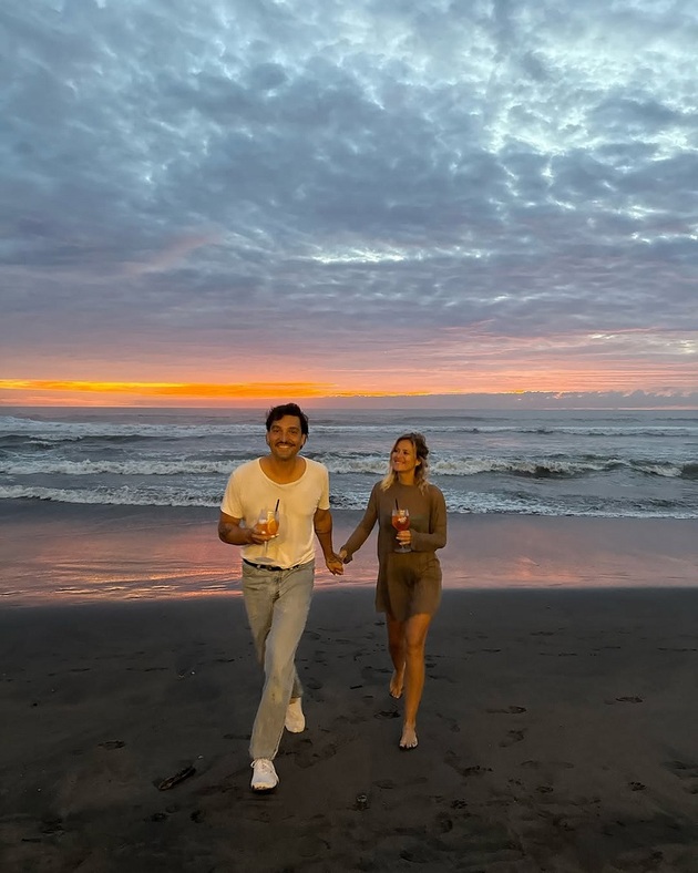 Rodina zpěvačky Emmy Smetany již několikátým rokem tráví zimní měsíce na ostrově Bali, kde děti navštěvují mezinárodní školu. Letošní Vánoce s partnerem Jordanem Hajem a dcerami Lennon Marlene a Ariel Avou obohatili o několikadenní výlet do východoasijského Singapuru, kde si vychutnávali rušný městský život a večírky s přáteli.