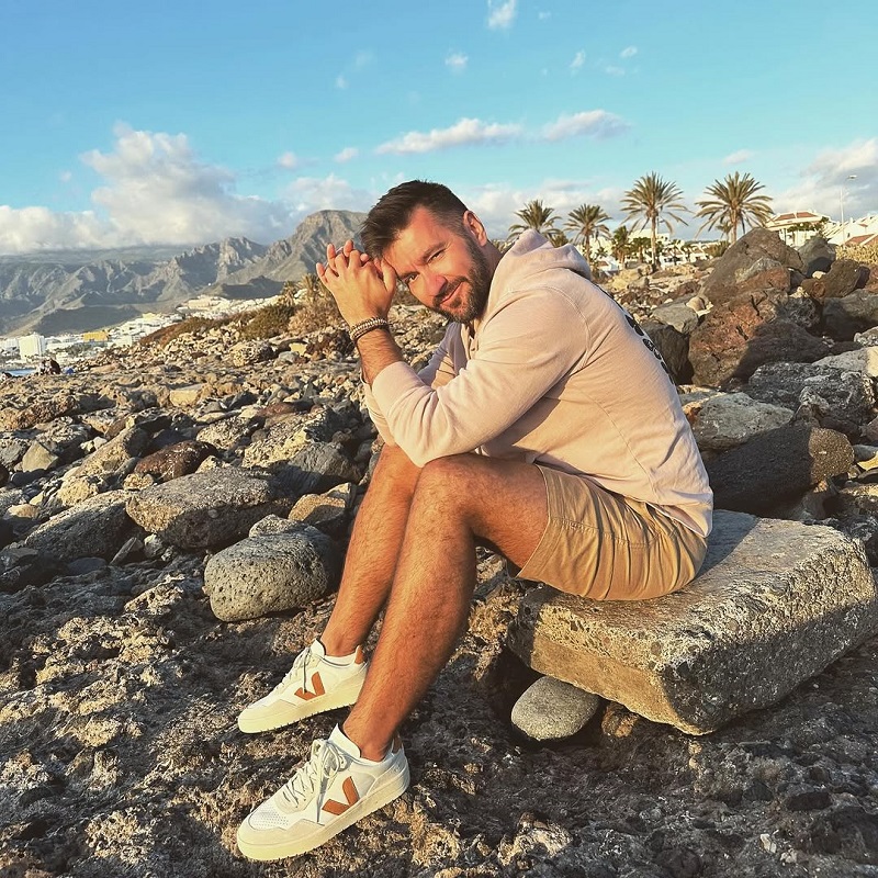 Druhý domov mají zpěvák Marek Ztracený, herečky Alice Bendová s Patricií Pagáčovou a zpěvák Michal David na Kanárských ostrovech. Tato autonomní oblast Španělska se v posledních letech stává kolonií českých celebrit, které si zde pořizují nemovitosti jako rohlíky v supermarketu. Proto se není čemu divit, že se začátek roku 2025 rozhodli prožít v klimaticky přívětivějších podmínkách.