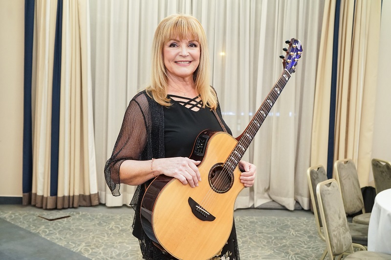 Také naše nejznámější country zpěvačka bude o rok starší. Věra Martinová oslaví 2. února pětašedesáté narozeniny. Zda sama, nebo s partnerem, nevíme. Před několika lety se totiž rozešla s léčitelem a od té doby se po boku nikoho jiného neobjevuje.