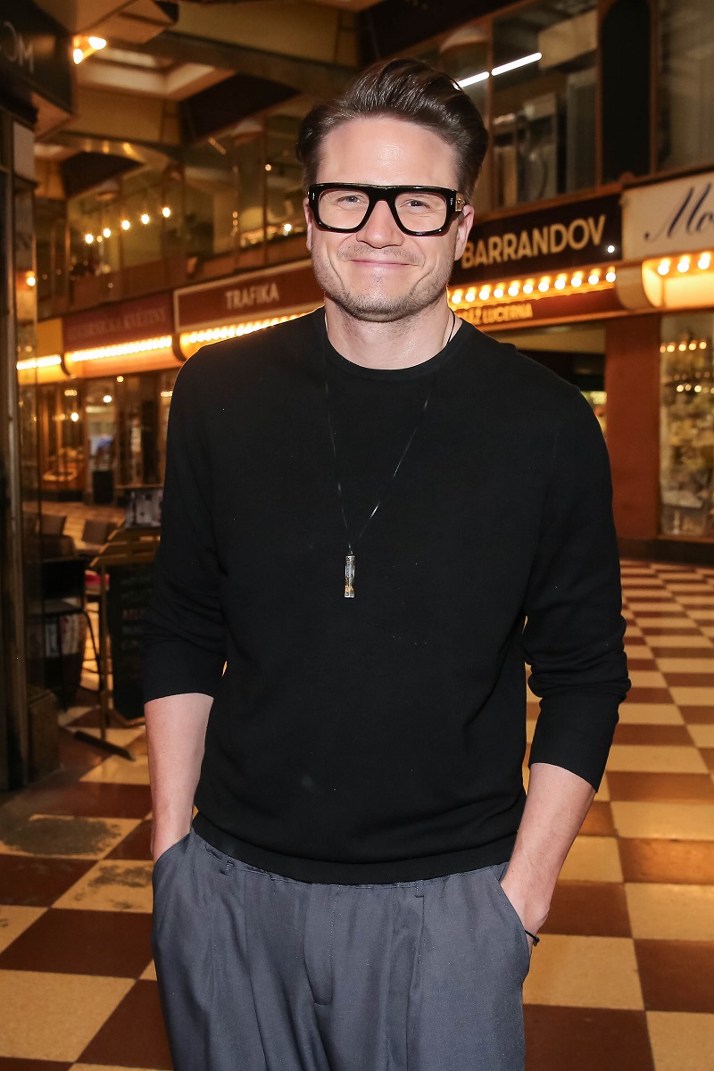 Dvě dvojky má v datu narození herec a hudebník Ondřej G. Brzobohatý, který druhý únorový den oslaví dvaačtyřicáté narozeniny. Jistě s manželkou Danielou a kamarády.