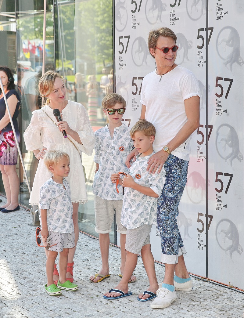 Doby, kdy byli synové malými dětmi, jsou dávno pryč.