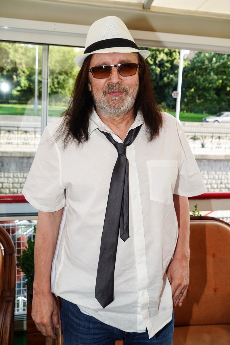 Rocker přišel o levé oko kvůli autonehodě v roce 1978, kdy prolétl předním oknem. Před lety mu do života vstoupil šedý zákal, jenž ho postupně připravil i o zbylý zrak na pravém oku. Aktuálně je Aleš Brichta odkázaný na pomoc druhých a na život bez zraku si postupně zvyká. Přesto se snaží vzácně vystupovat, na pódium jej vodí manželka.