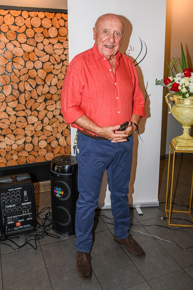 Hudebníka dohání stáří. Za léta muzicírovaní se Felixi Slováčkovi zhoršil sluch, a protože je stále aktivním muzikantem, musel svůj problém začít řešit, protože již téměř neslyšel. Dostal naslouchátko, které mu bezesporu vyřeší nejen profesní komplikace, ale i vylepší soukromý život. Bohužel ho ale nenosí, a tak na něj okolí musí doslova křičet, aby slyšel.